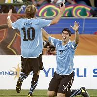 Suarez heads Uruguay through