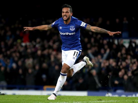 Theo Walcott at the double as Everton overcome Leicester