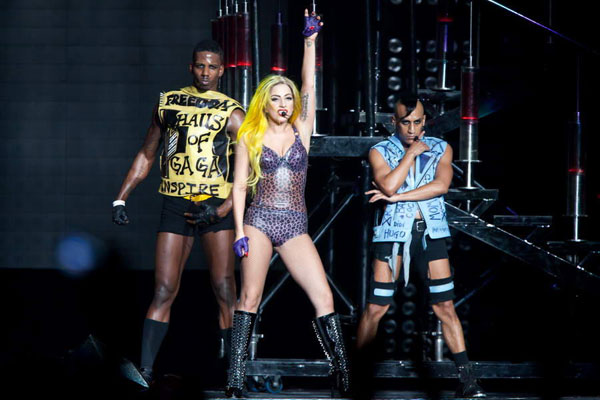 Los Angeles Lakers' boss went to watch Lady gaga concert with a beautiful girl