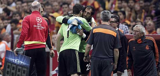 Rib injury deepens Casillas' woes
