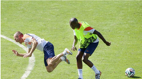 Arjen Robben annoys teammate by 'needlessly falling' during Netherlands training session