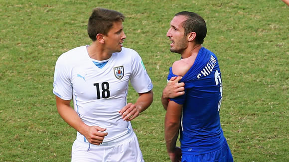 Giorgio Chiellini calls for Luis Suarez to be banned after biting incident