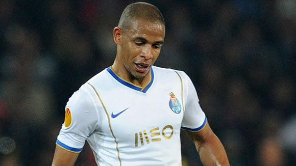 Porto confirm a deal to sell midfielder Fernando to Manchester City