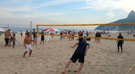 Arsene Wenger imitates RVP diving header in beach football tennis match
