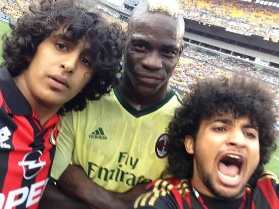 Pitch invaders take selfie with Mario Balotelli during Pittsburgh friendly