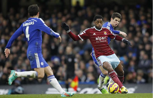 Chelsea interested in signing Alex Song