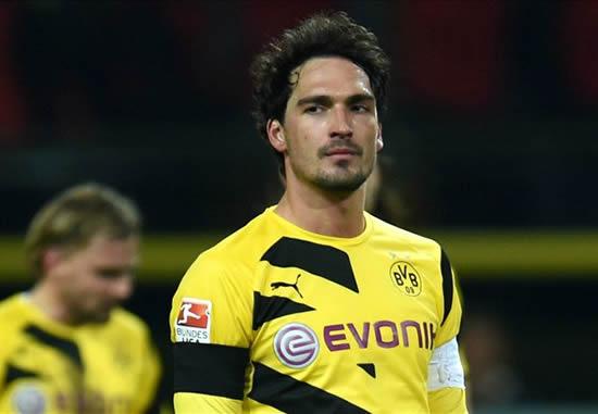 Hummels rejects Manchester United to stay at Borussia Dortmund
