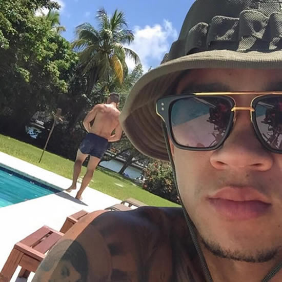 Photo: Memphis Depay turns focus to Man Utd after holiday