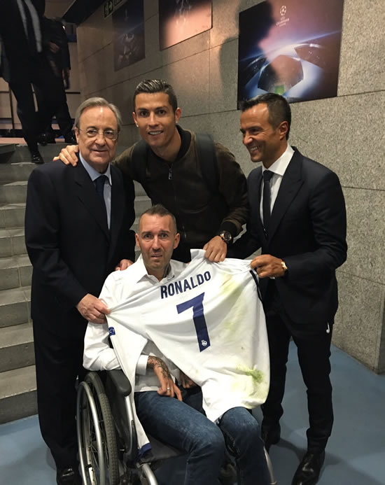 Cristiano Ronaldo presents shirt to Fernando Ricksen