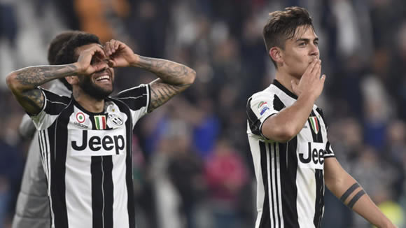 Dani Alves advises Dybala to leave Juventus in order to improve