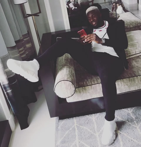 Photo: Tiemoue Bakayoko shows Chelsea fans what he’s up to