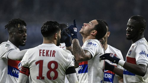 Lyonnais 2 - 1 Paris Saint-Germain: Depay scores stunning late winner as Lyon beat 10-man PSG
