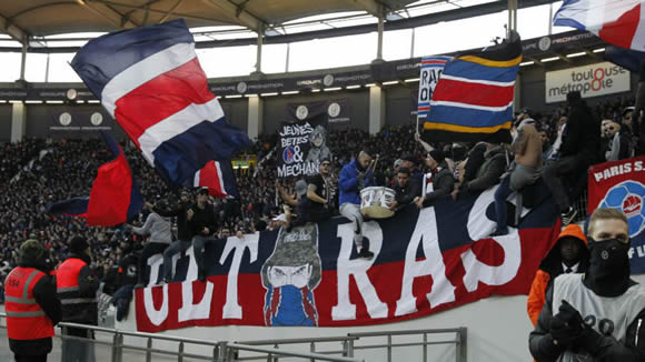 PSG ultras give the players a pep talk ahead of Real Madrid second leg