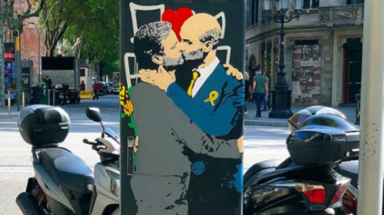 Artist depicts Guardiola and Mourinho kissing in Barcelona