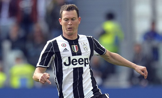 First one? Lichtsteiner meets with Arsenal boss Emery at London Colney