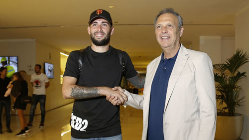 Aleix Vidal finally arrives in Seville to complete move