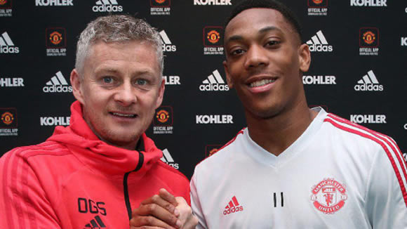 Official: Martial renews with Manchester United