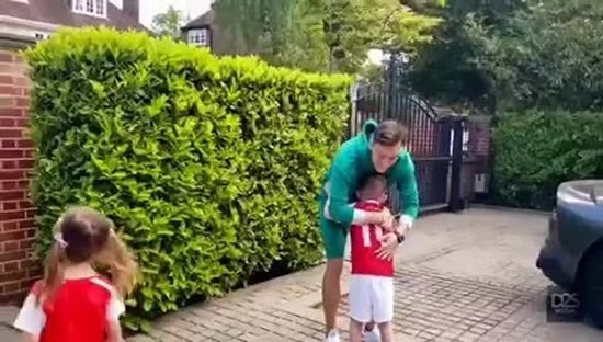 Mesut Ozil invites sick young Arsenal fan to his house for kickabout and heartwarming hug
