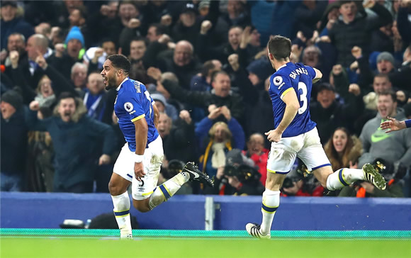 Everton 2 - 1 Arsenal: Ashley Williams lifts Everton with late winner as Arsenal slump at Goodison Park
