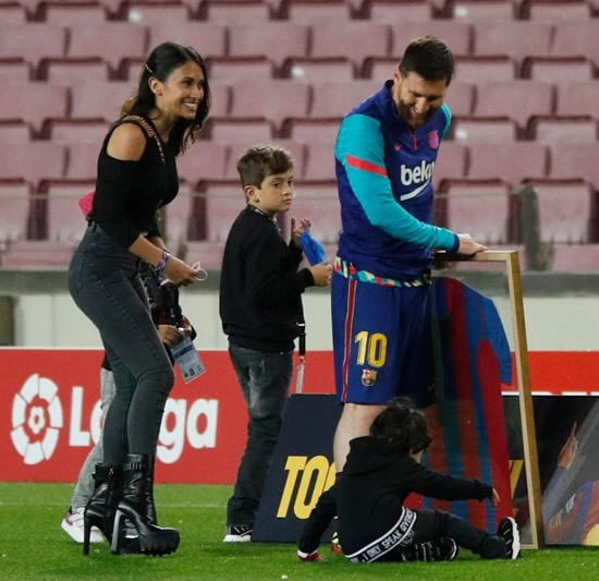 Lionel Messi given framed Barcelona shirt in front of Antonella ...