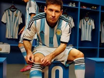 Messi wears the new kit of Argentina